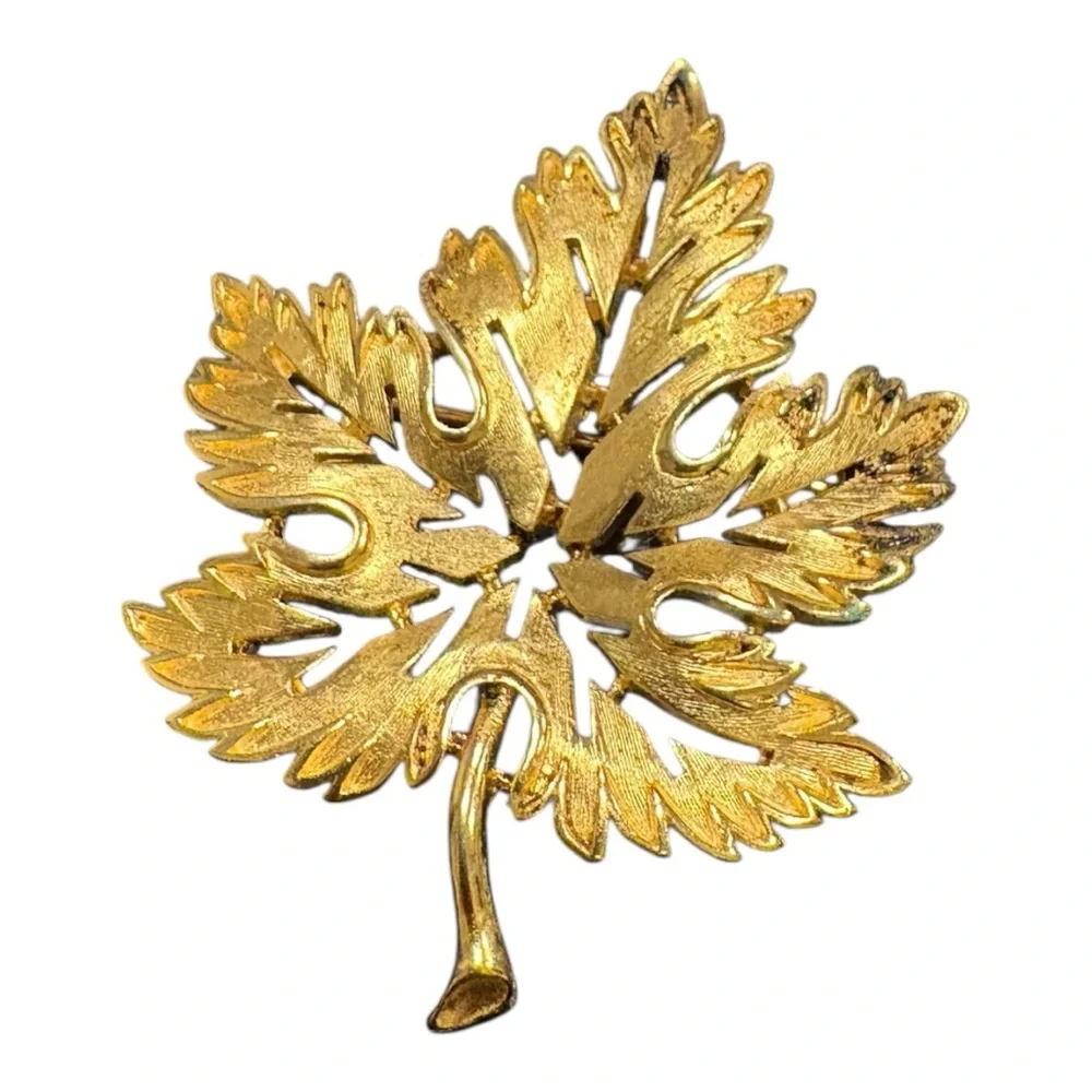 Trifari Signed VTG Gold-Tone Leaf Brooch 60s Collection, Textured Openwork J16